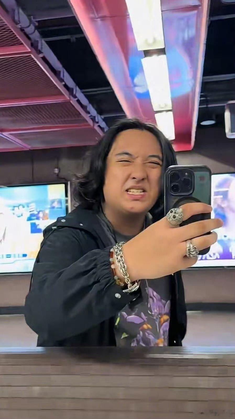 费曼杨阳洋互拍谁能想到长大朋友是这两基因真牛，费曼太像吴镇宇了​​