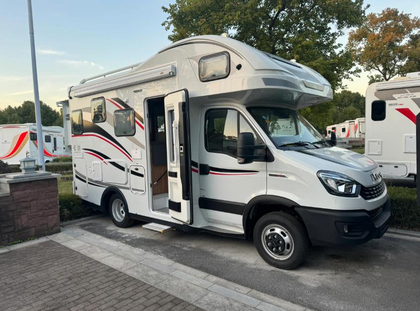 选房车，有个挺常见的拧巴事儿。大家都冲着“移动的家”去，可最后往往挑了个“移动