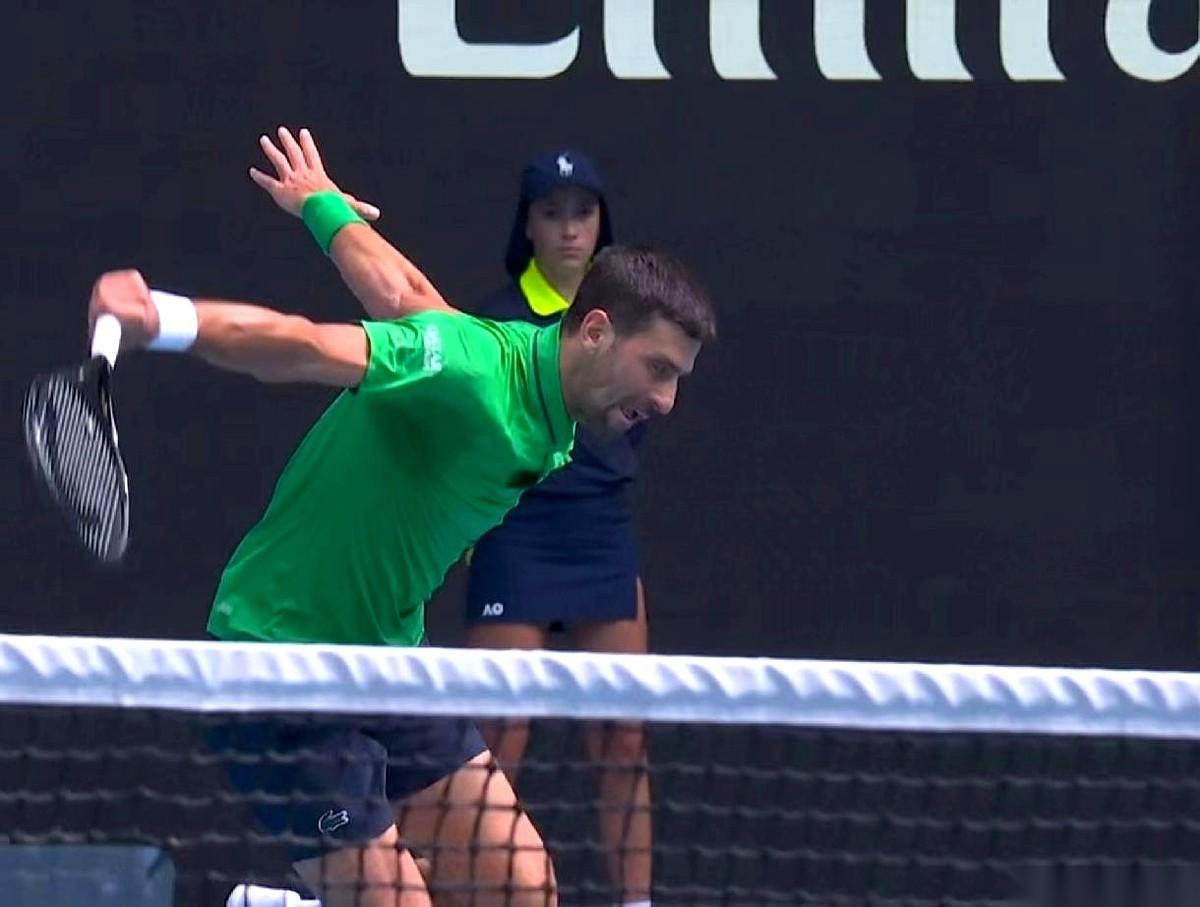 德约科维奇，一只脚已经踏出了澳网。对手穆塞蒂连下两城，6比4，6比3，球场看台