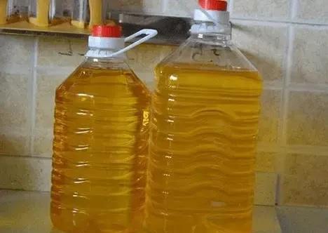 今天买菜回来碰见邻居，她问我：“你家一桶油能吃多久？”我说个把月吧，顺嘴反问她，