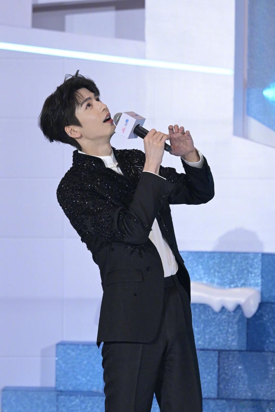 张凌赫适乐肤线下人气现场路透太震撼了！人群从场馆蔓延到扶梯，里三层外三层全是期