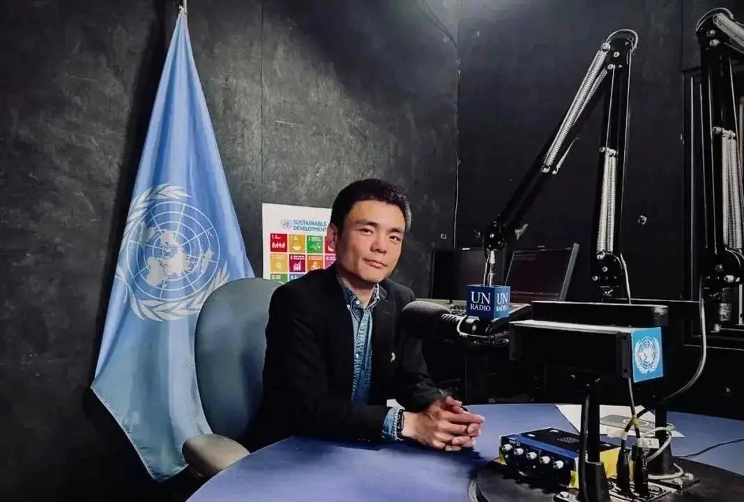 明明只是个小记者，却能把联合国搅翻天，给他一个提问的机会，他反手就是一道送命题逼