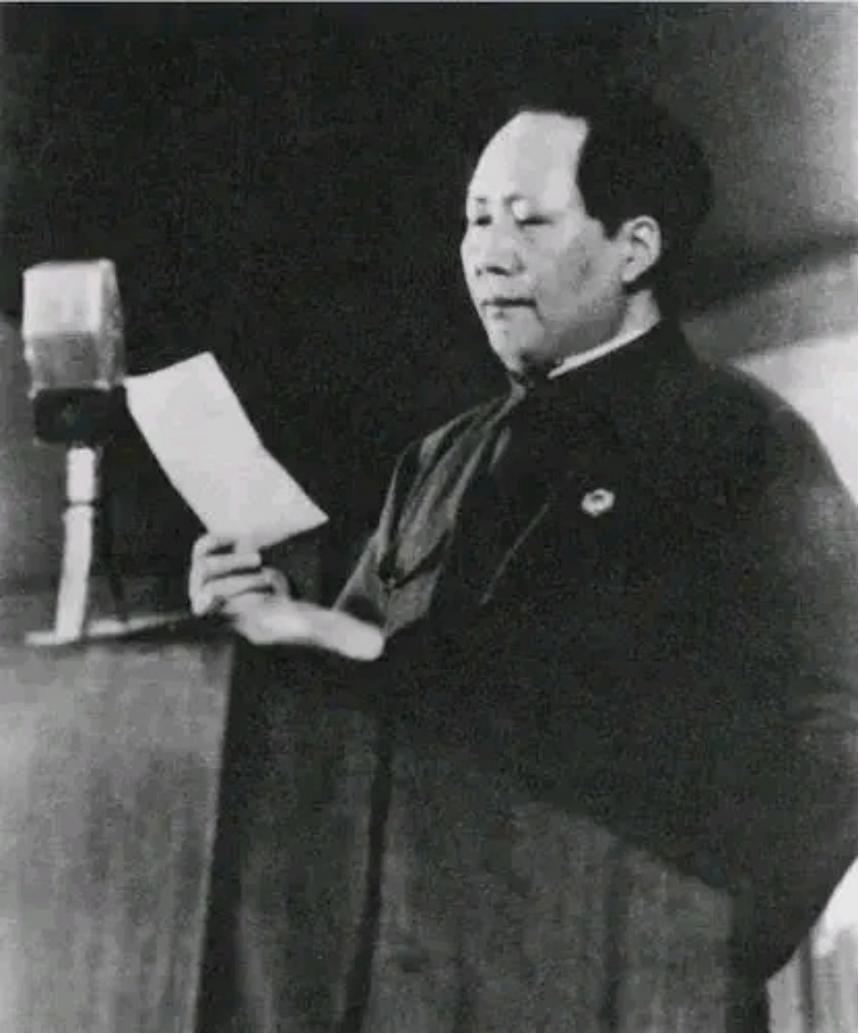 1950年，铁匠朱其升看到每家每户都挂毛主席像，悄悄对妻子说道：你说神奇