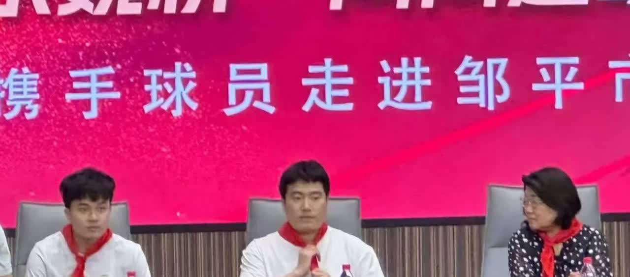 昨天一张林昀儒戴红领巾的照片，让他被很多湾湾激进网友骂了，今天他没跟魏桥大部队一