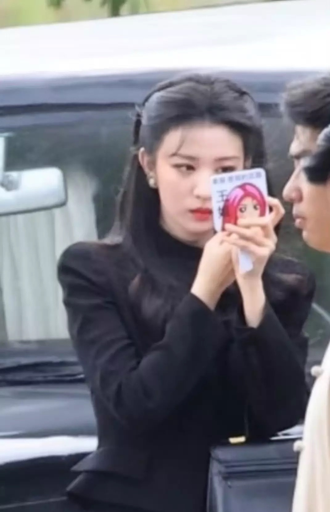 王楚然也是个搞笑人，化妆镜上写着：美丽是我的武器，王姐。这种抽象的东西我非常喜欢