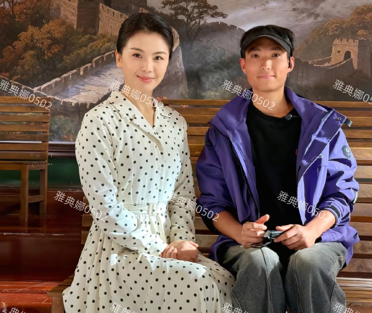 刘涛新剧《红舞鞋》造型很美，一丝不乱的盘发配上黑白波点裙连衣裙，端庄秀丽好有年