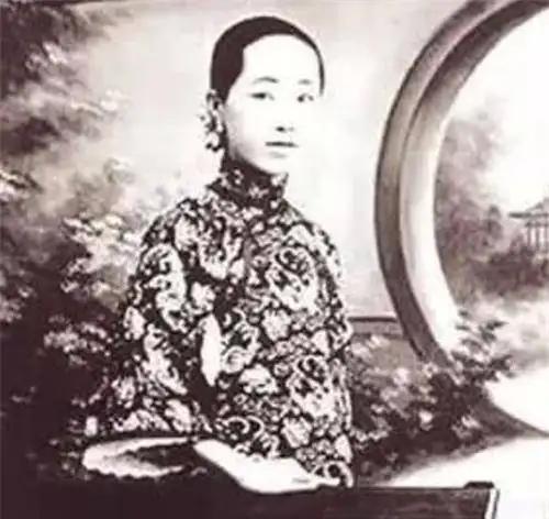 梁思成出车祸，差点丧命。林徽因去医院照顾他，帮他用毛巾擦洗身体。梁思成的母亲看到