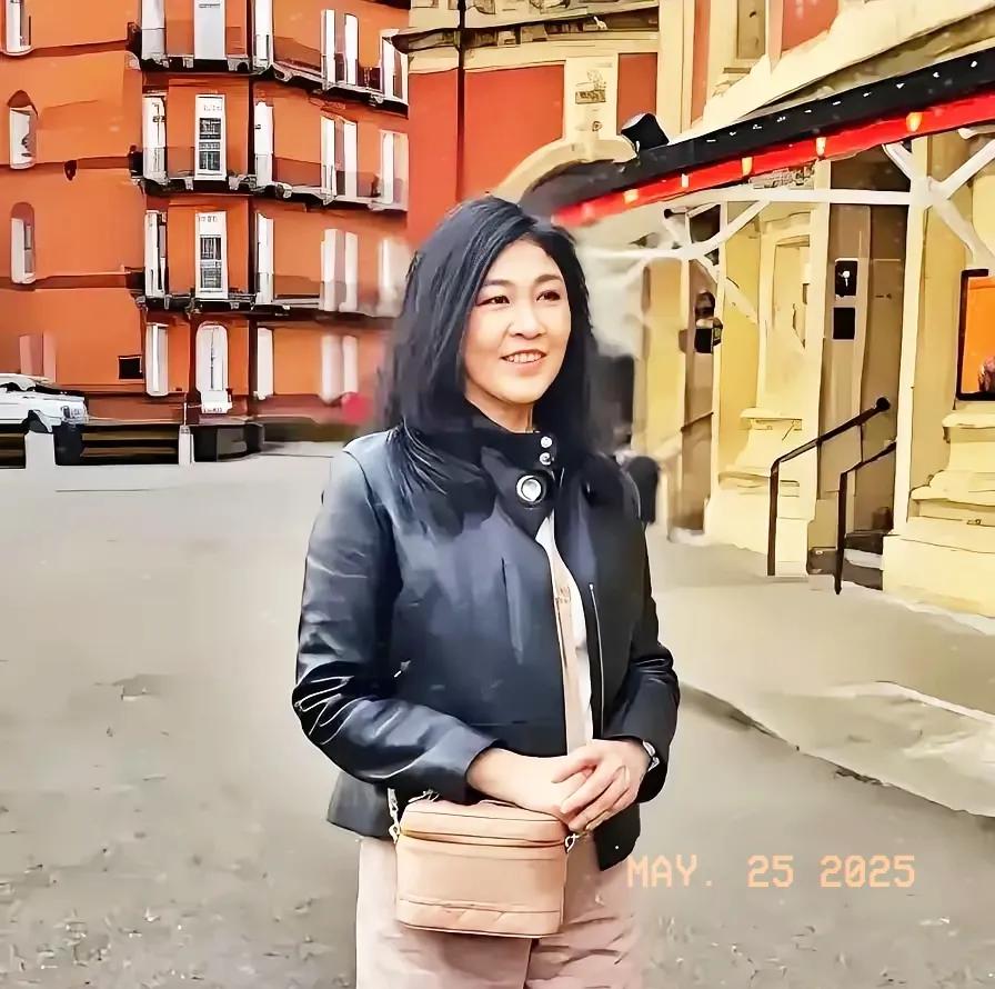 这事儿真是越看越复杂！英拉想回泰国，咋就这么难？明面上说是欠了百亿泰铢，法院