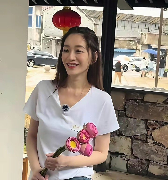 李小冉长得真的不好看啊，为啥网上把她夸的天上有地下无的