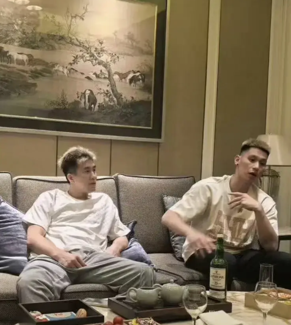 好兄弟见面！郭艾伦和林书豪这对好兄弟终于又见面了，喝酒聊天，非常开心！林书豪