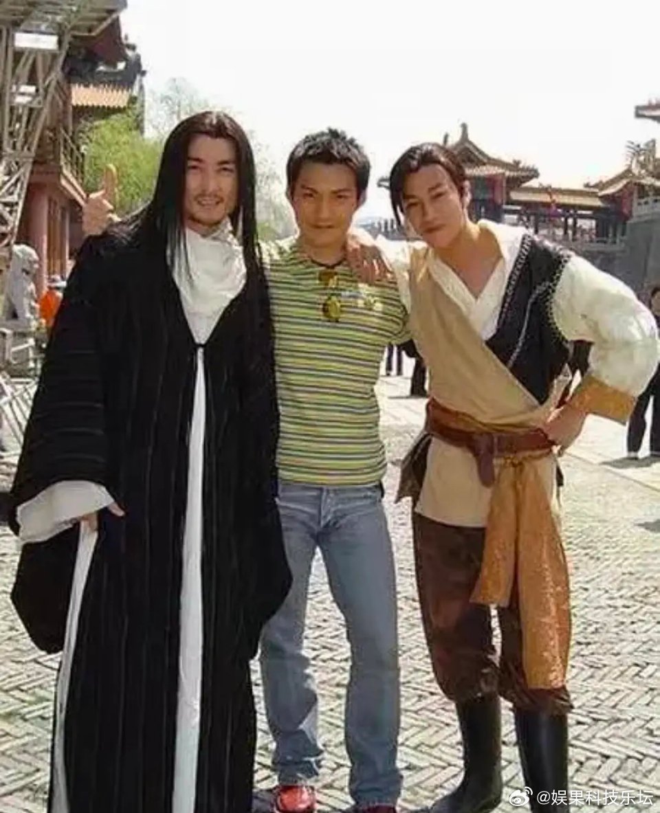 他的比例在屏幕上真的很可怕，我们普通人上镜是不是也是这个样子啊😭