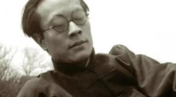 1955年，陆小曼回到家听到一阵女人的叫声，她贴着门缝往里看，一丝不挂的