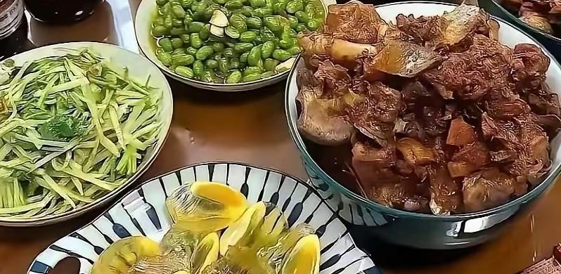 现在又不是没吃没喝，单位那些应酬本来就不情愿去，现在不让了，终于解脱了，想喝酒自