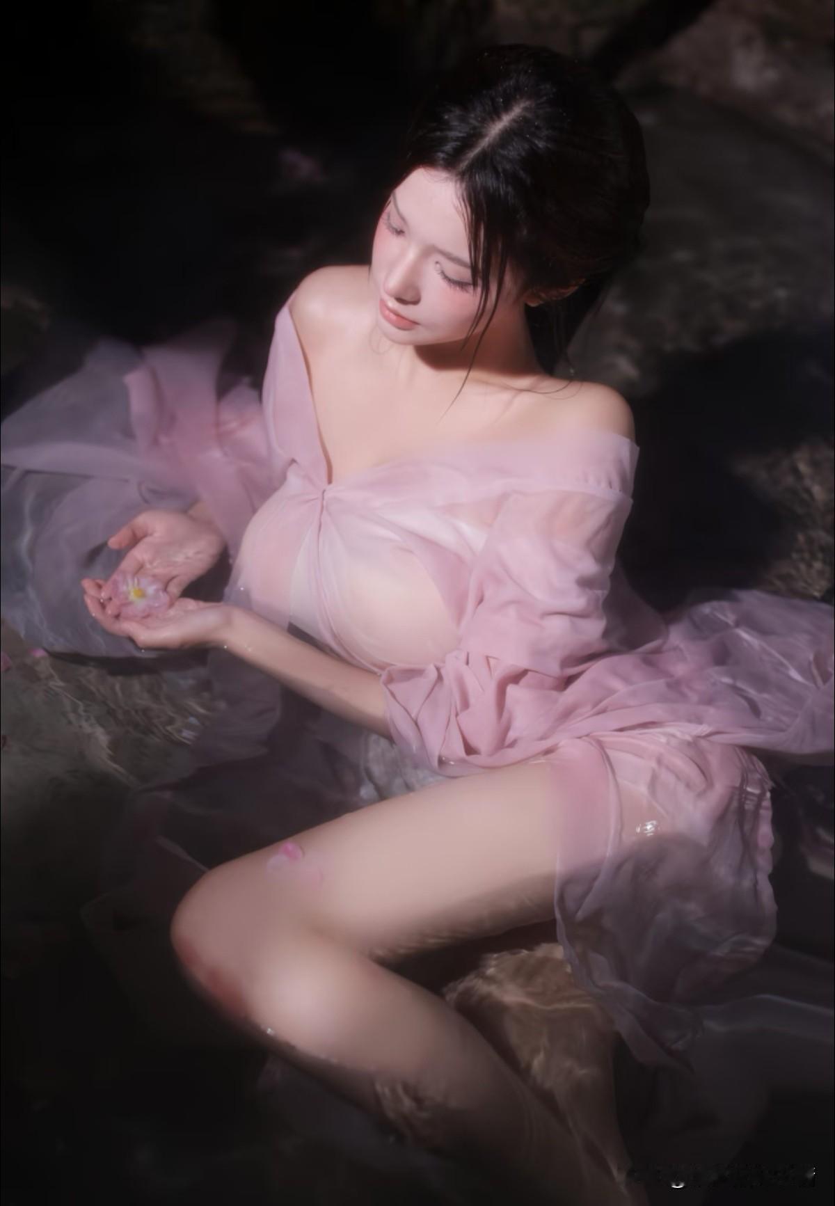 我觉得吧，生活里首选还是靠自己，毕竟别人再靠谱，也不能总围着你转。你遇事慌了，自