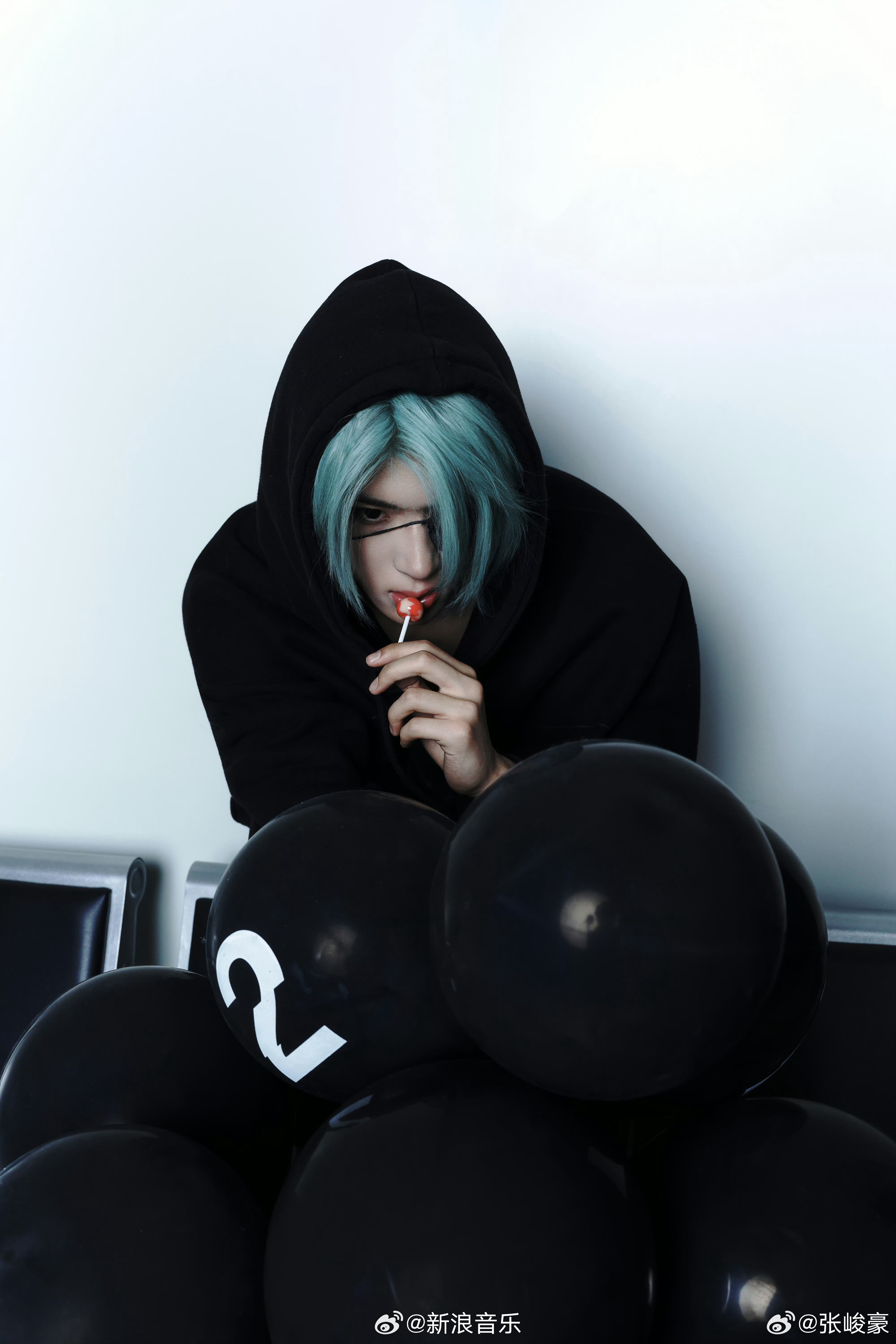 张峻豪薄荷绿发色张峻豪二次元男主张峻豪EP2010大片曝光！黑白造型搭配薄荷绿发