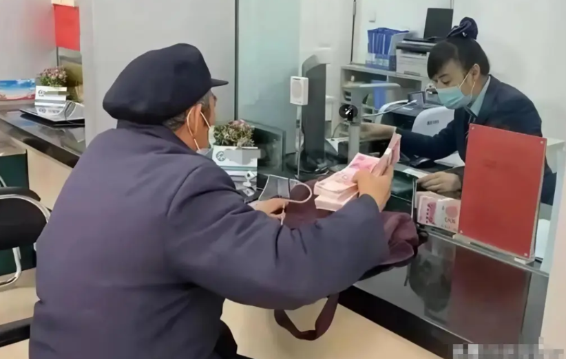 “银行闹大了！”陕西西安，一大爷家里120000元的存款到期，于是来到银行重新存