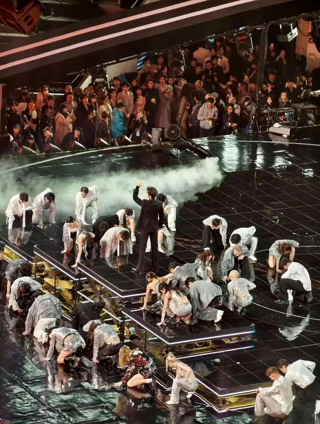 肖战跨年夜表演时原来有这么多艺人在旁边候场感觉被这么多帅哥美女看会不自觉紧张