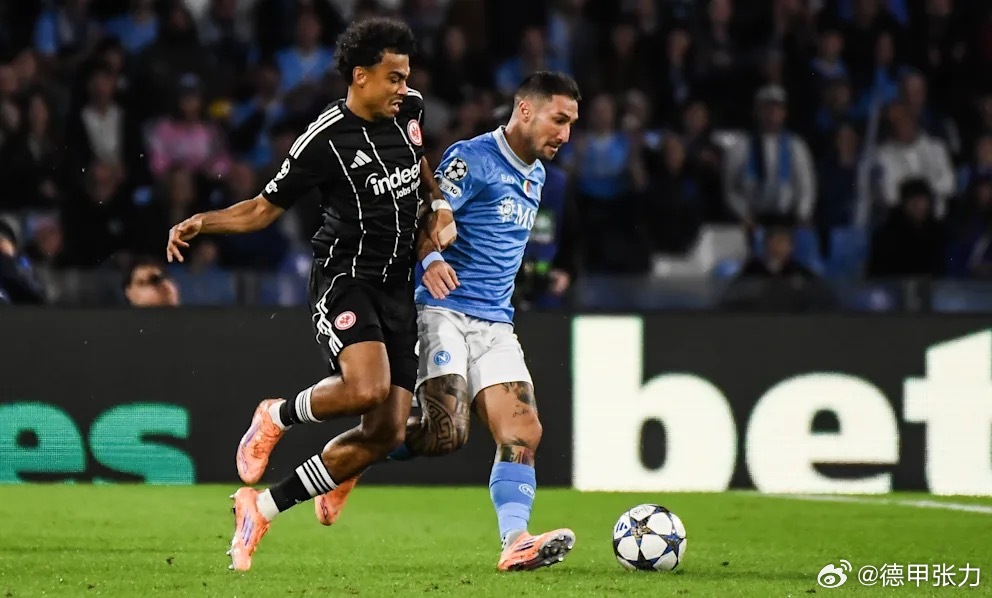 法兰克福左路新星布朗在入选德国队后，依然表现出稳定的状态，和那不勒斯的比赛再次证