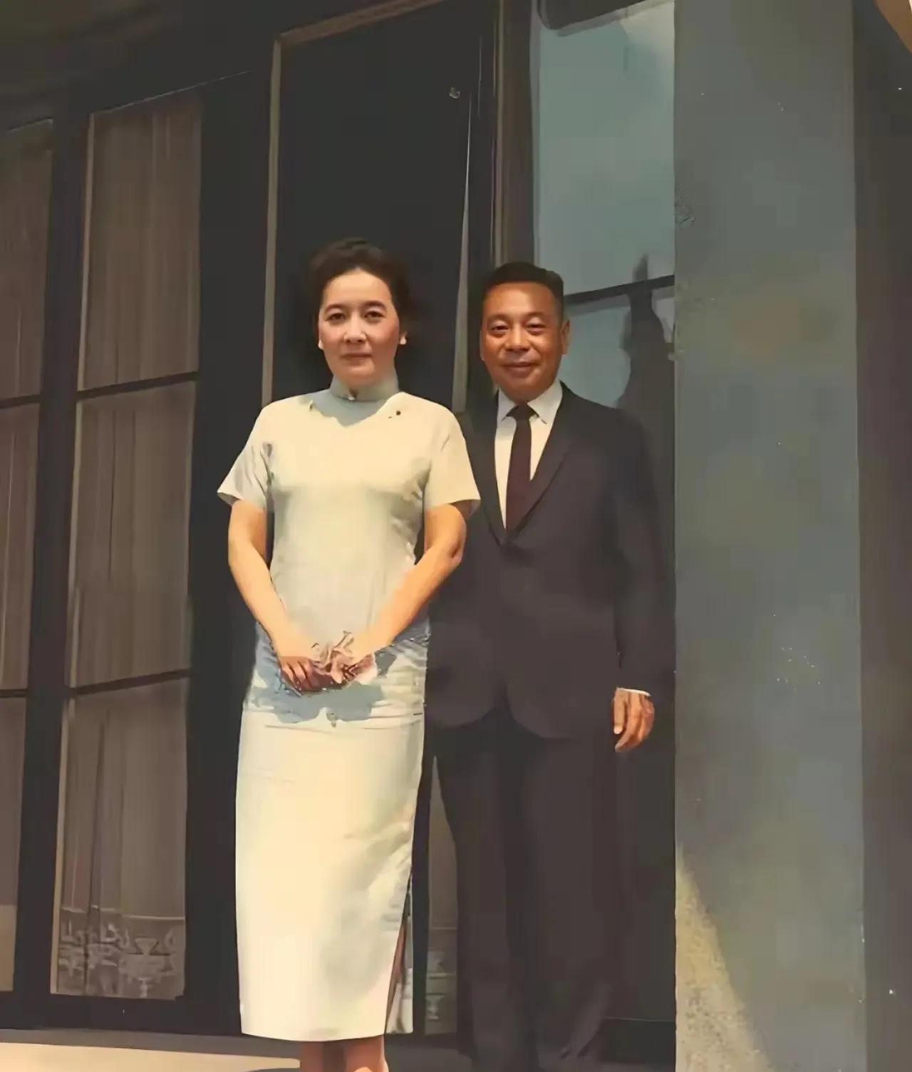 下图是宋美龄和蒋经国的一张合影，拍摄时间是1967年，当时蒋经国已经57岁，而宋