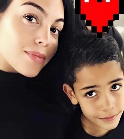 2017年，美国富婆为了让7岁的儿子体验贫穷，带儿子到中国旅游，表示在贫穷的国家