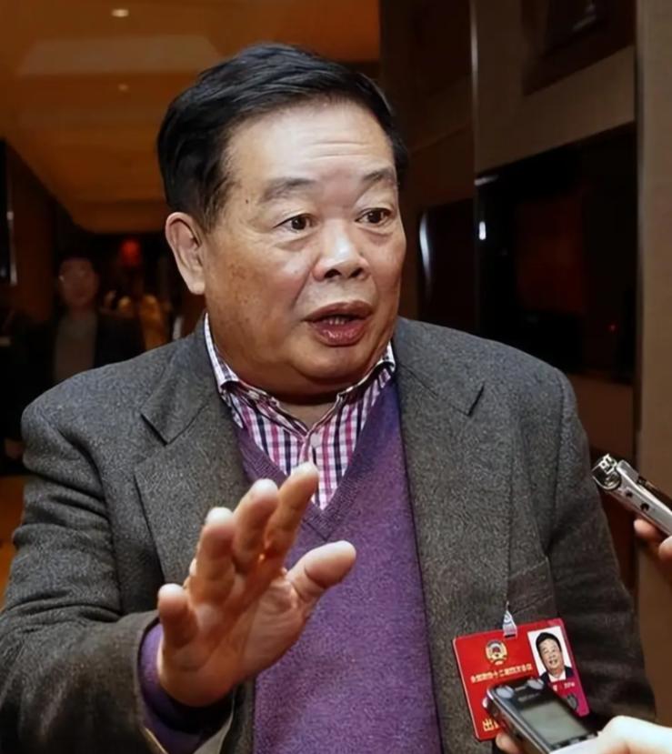 如今再听曹德旺的这段话真是令人深思！他说：“经常往来美国，发现美国的明星不带货，
