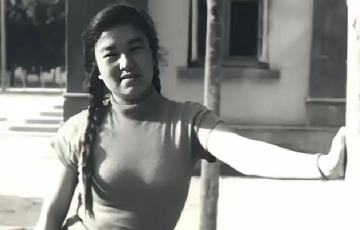 1955年，北京作协大院，一个45岁的男人死死盯着楼下做操的女子，这个男人是