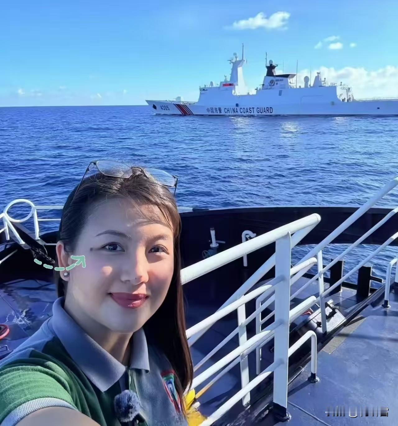 真是胸无大痣啊，菲律宾女记者乘飞机前往黄岩岛拍摄，并晒出与中国海警船合影，看表情