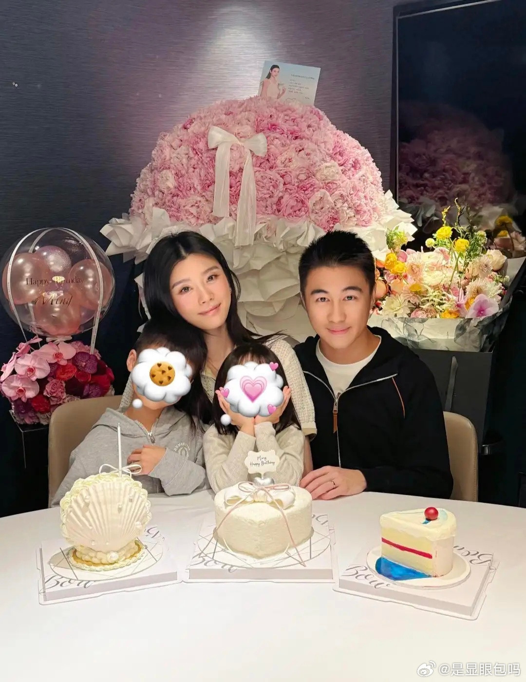 奚梦瑶37岁生日晒全家福，一儿一女坐在爸爸妈妈身上，四口之家十分有爱。何猷君无名