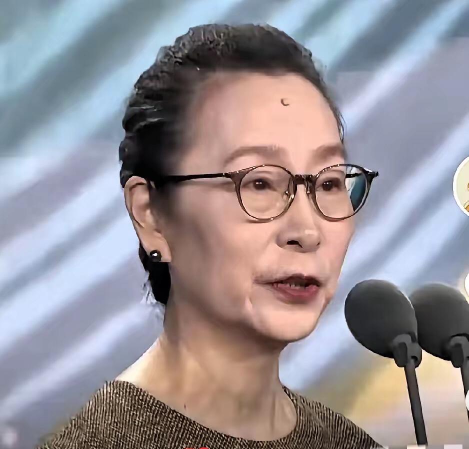 八十周年校庆现场，面对关于私生活的犀利追问，奚美娟的回应尽显通透豁达。“我从年轻