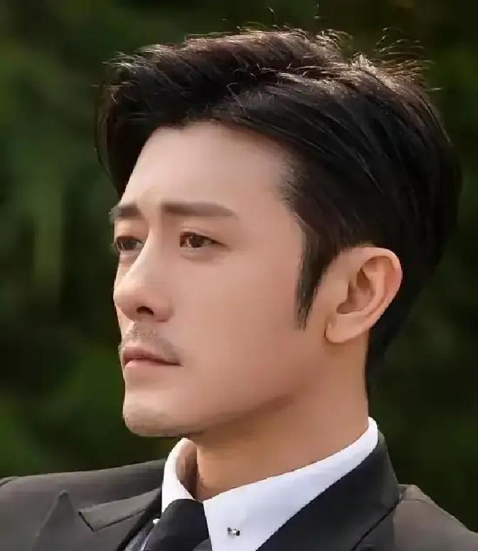 杭州动物园里一只黑猩猩突然把游客递的可乐整瓶灌进嘴里。饲养员冲过去抢瓶子，黑