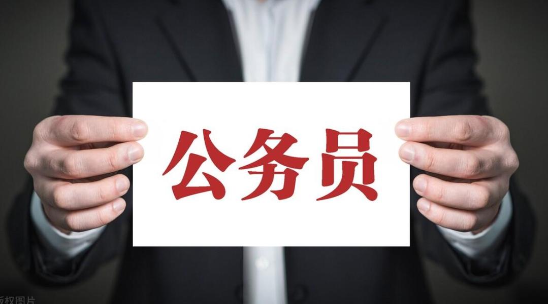 有个来自985名校的公务员朋友，他私下里挺感慨地说：“自己这些年拼了命地学习，好