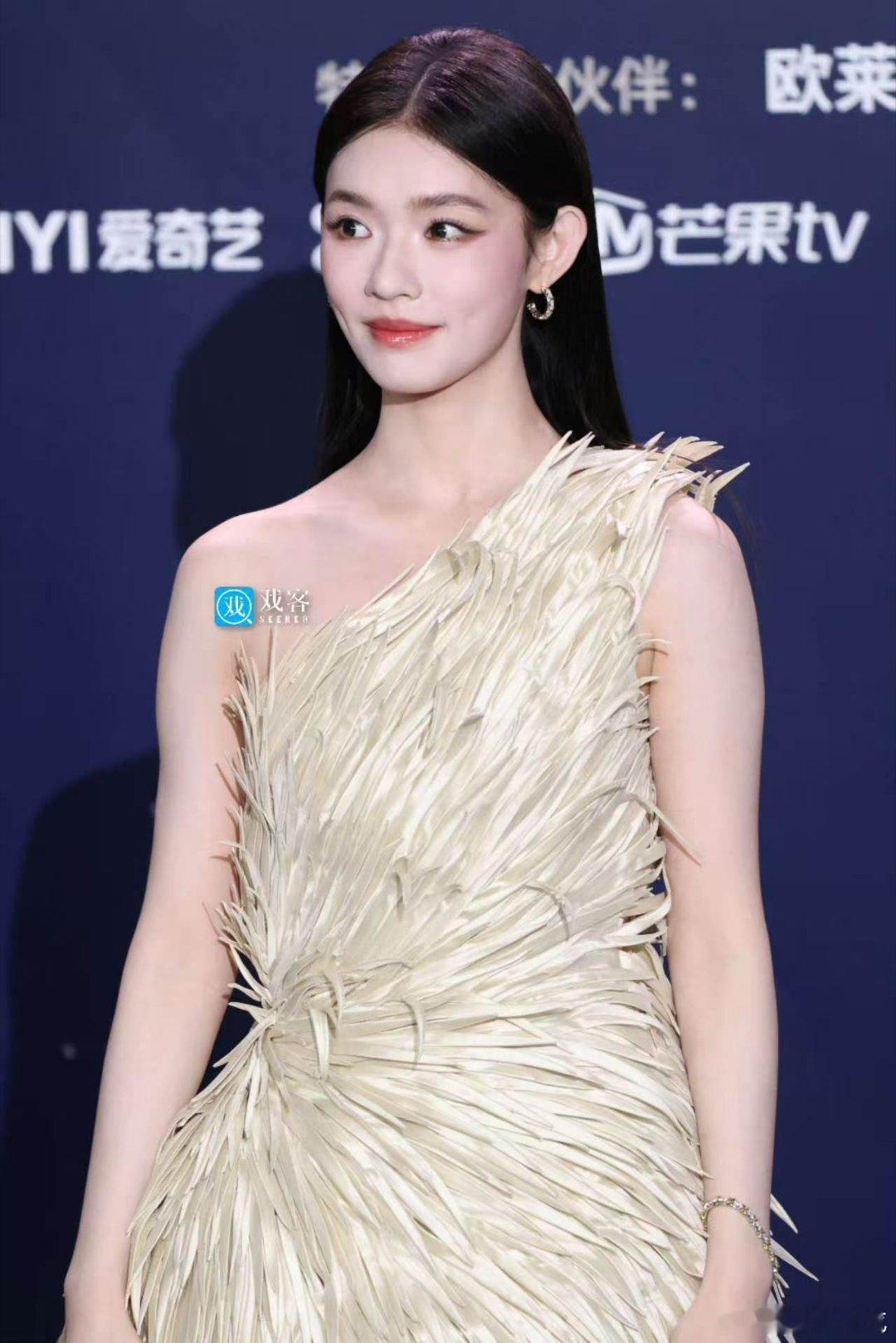 林允红毯有真孔雀求偶红毯意外名场面出圈，林允一袭设计感羽毛长裙亮相，肩颈线条优越