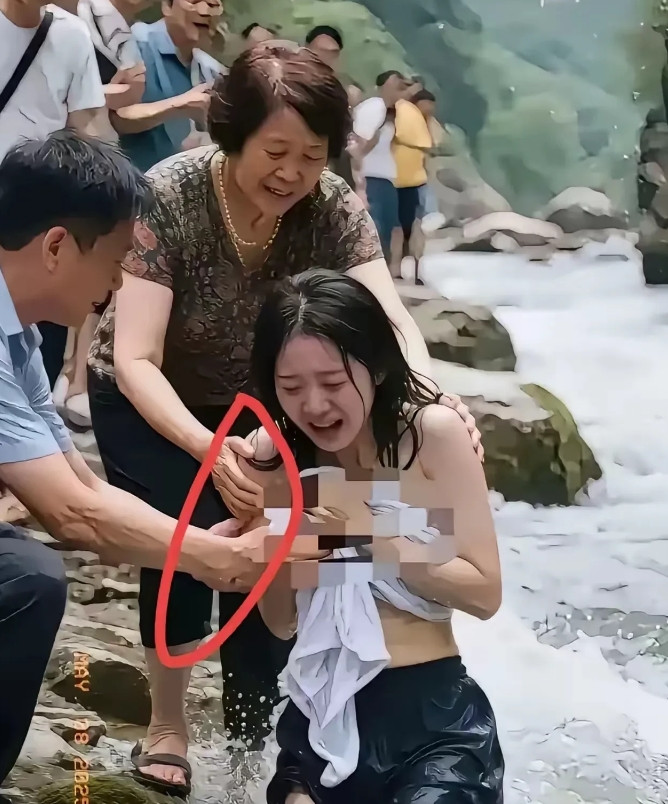 众人面前无奈走光了，她脸上满是无助的尴尬。这时，一位热心的大妈，赶过来脱下自己