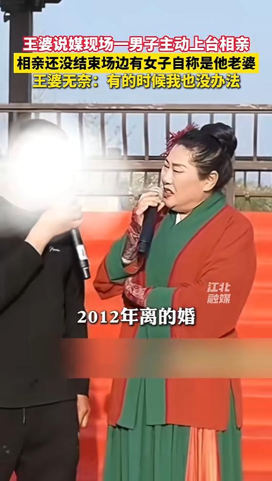 离了个大谱！近日，安徽蚌埠，一男子和老婆去景区玩，没想到男子趁老婆上厕所时，竟上