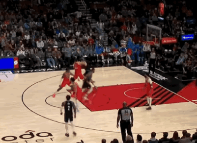 杨瀚森进攻太着急了，一运球就想着三步上篮了，应该往里面挤靠住切特再选择攻还是传