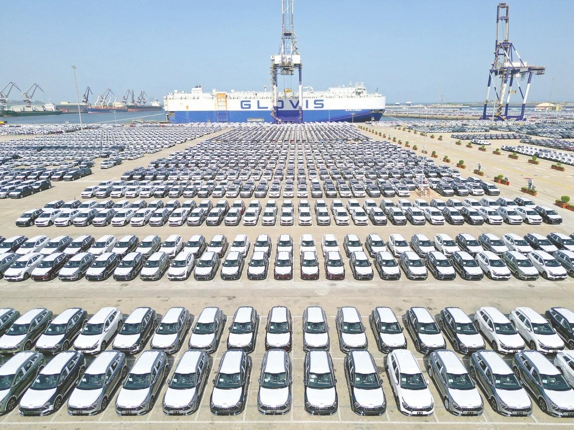 中国汽车出口有多猛？猛到船不够用了。2019年还不到60万辆，2025年干到