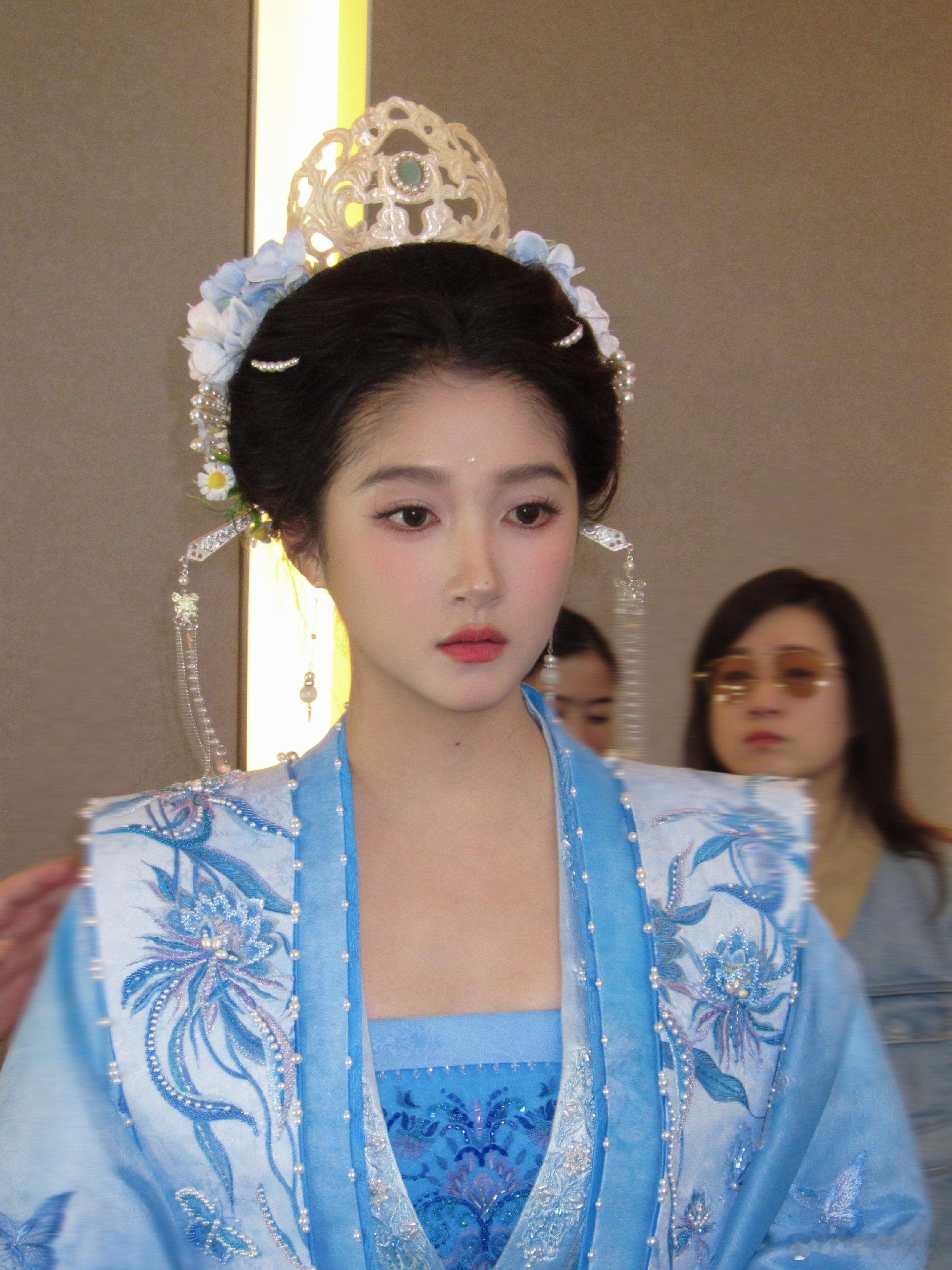 关晓彤古装妆造花絮照这个古装关晓彤大事很妙啊，花絮都这么美，不敢想象节目里是怎