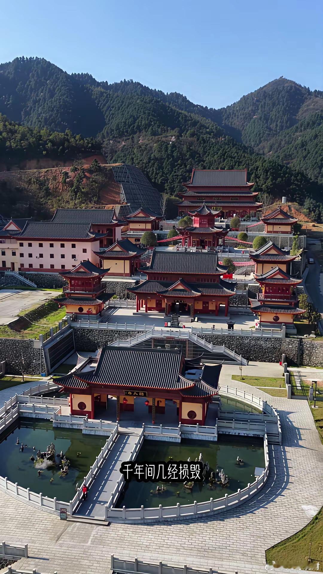 湖南郴州惊现“小布达拉宫”！在湖南郴州，藏着一座小布达拉宫——相山寺。它依山而建