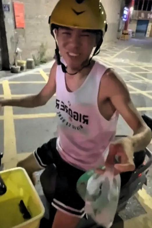 有位高中女老师，中午有点懒，不想做饭，就点了个外卖。送餐员敲门时，她越看越觉得眼