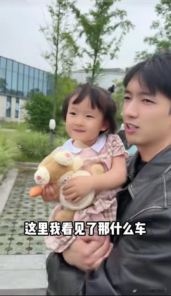 闪闪也是有爸爸疼的小宝贝了！妈妈给她找的新爸爸她相当满意，这个阳光温暖的大男孩把