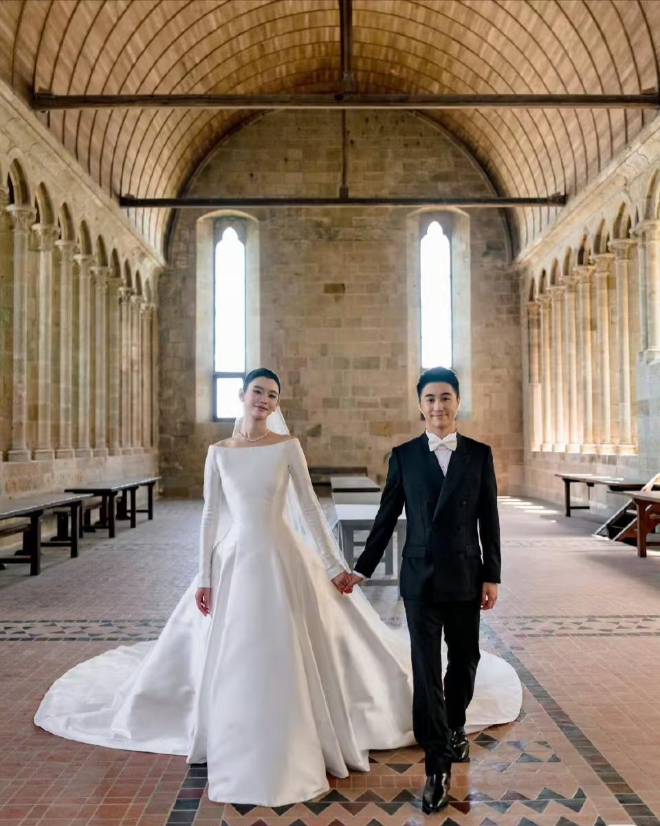 奚梦瑶何猷君正式婚礼举行，奚梦瑶一袭缎面婚纱配薄雾长头纱，简单大气，高贵优