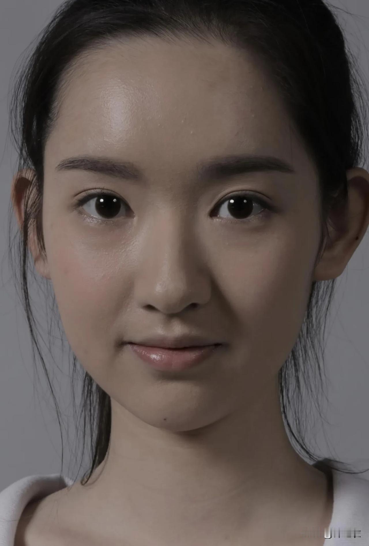 我客观一点来讲，王玉雯属于氛围感美女，静态无敌动态就需要氛围感加持。因为她的