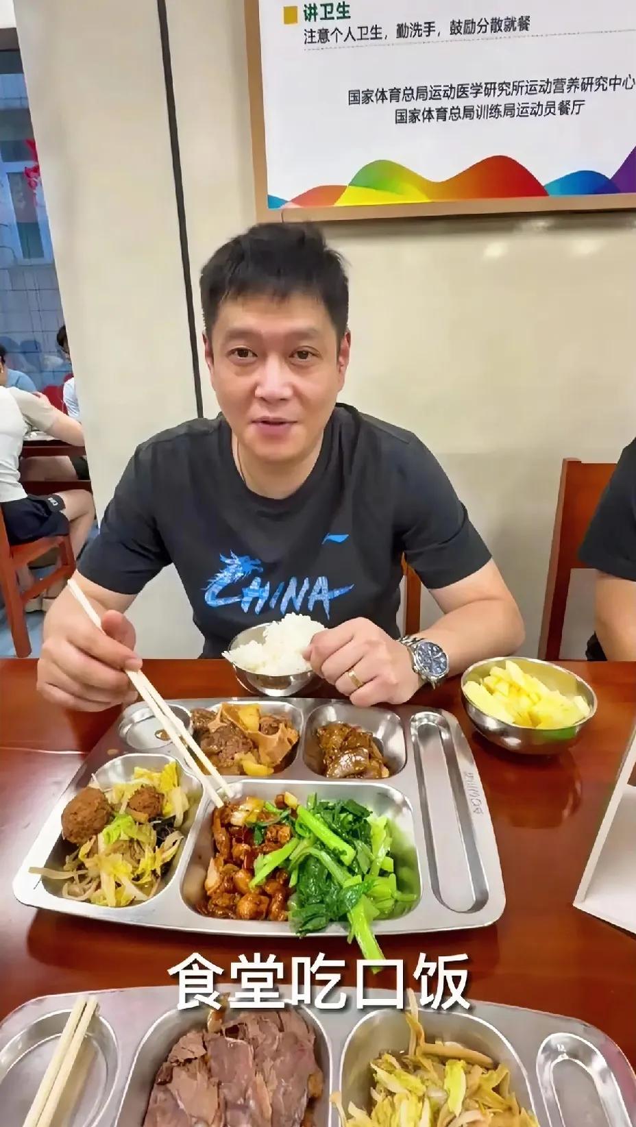 国乒食堂饭菜还真不错呢邱贻可教练发布的视频里，有一个小细节，就是国乒食堂