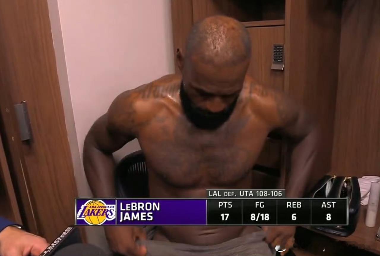 詹姆斯只盖了一条浴巾接受采访，网友调侃：欲盖弥彰