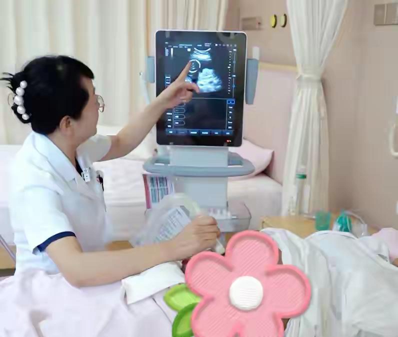 医生紧急环扎保住小生命怀孕本应是件喜事，但对28岁的李女士来说却成了一