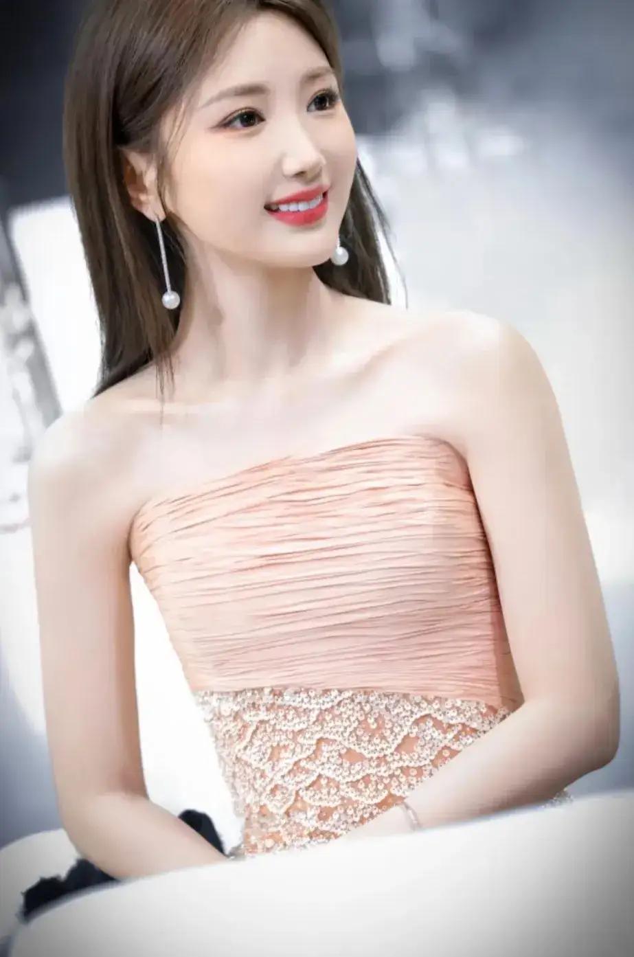 毛晓彤这造型真的太美了，梳气质中分，身穿一袭抹胸拼接款礼服裙真靓丽抢眼啊。