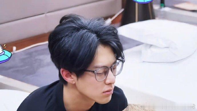 王鹤棣少白头27岁王鹤棣素颜白发路透！无休工作几年攒下的疲惫，让人忍不住呼吁他