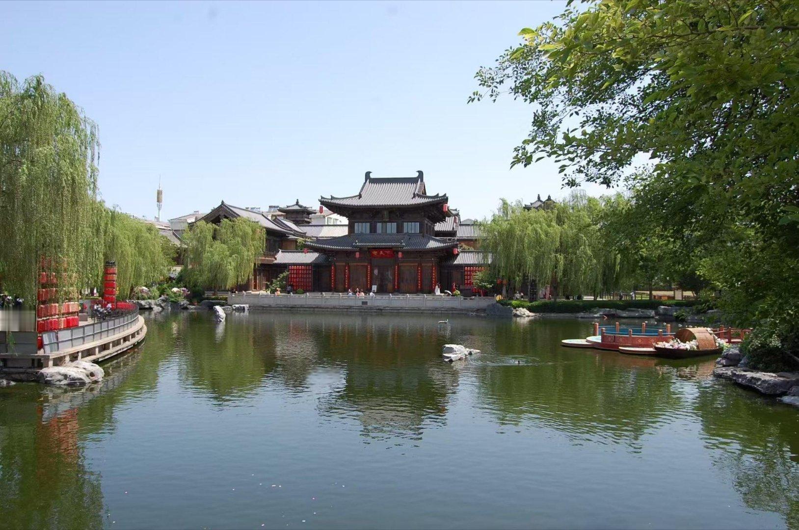 colorwalk偶遇春天我的春色配方漫步古城老街，青砖黛瓦，流水亭台，满眼皆