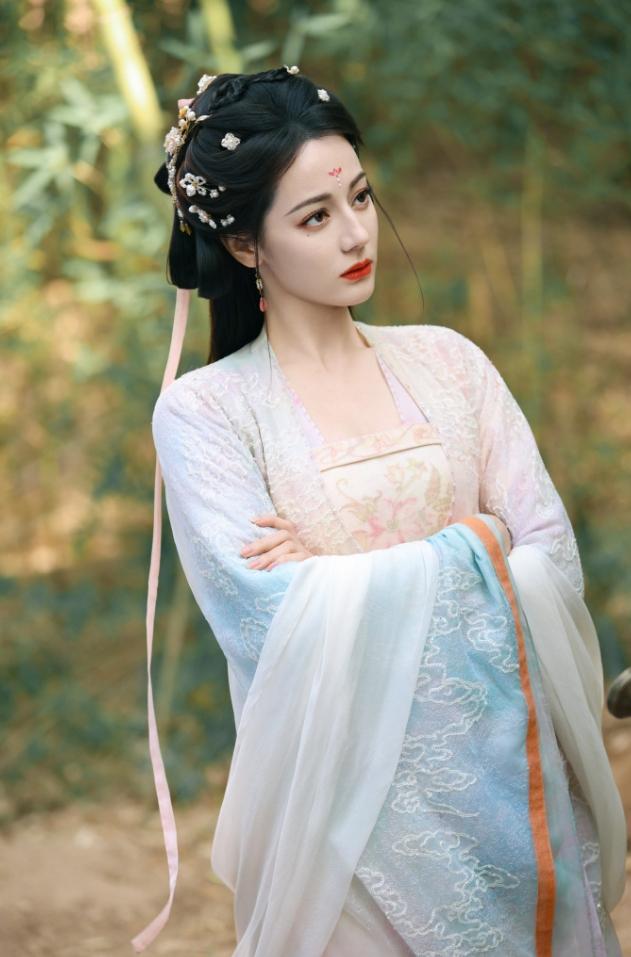 《白日提灯》开始裸播！迪丽热巴新剧再次裸播，迪丽热巴的所有剧至今依旧没有达成全