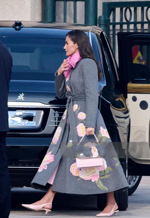 西班牙王后莱蒂齐亚盛装亮相北京欢迎仪式，穿灰色印花风衣，粉色花朵图案夺目！11月